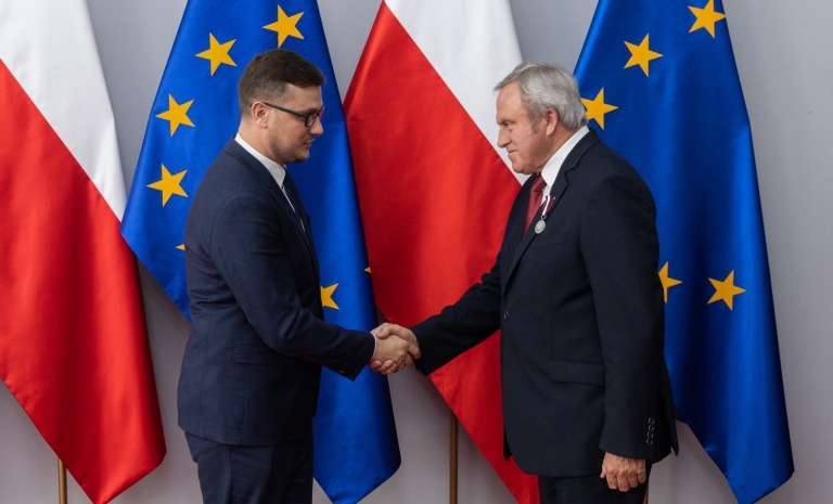 Bydgoszcz. Senator S. Pawlak wyróżniony odznaką za zasługi dla samorządu